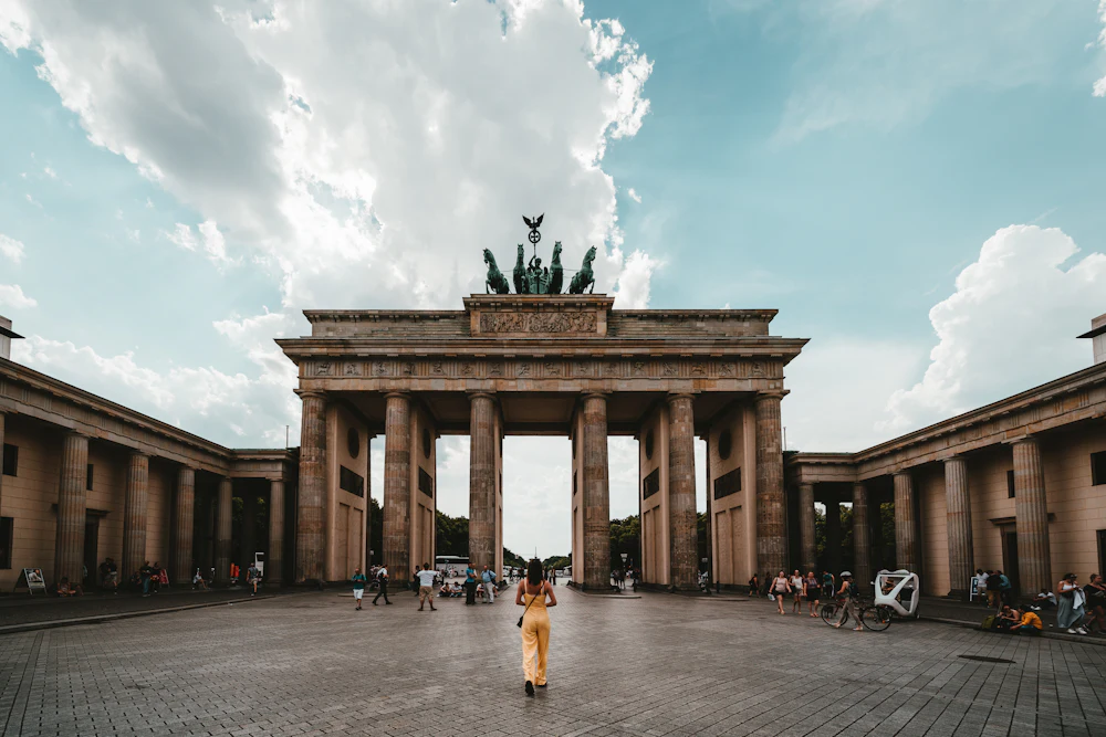 Porte de Brandebourg à Berlin sous un ciel nuageux