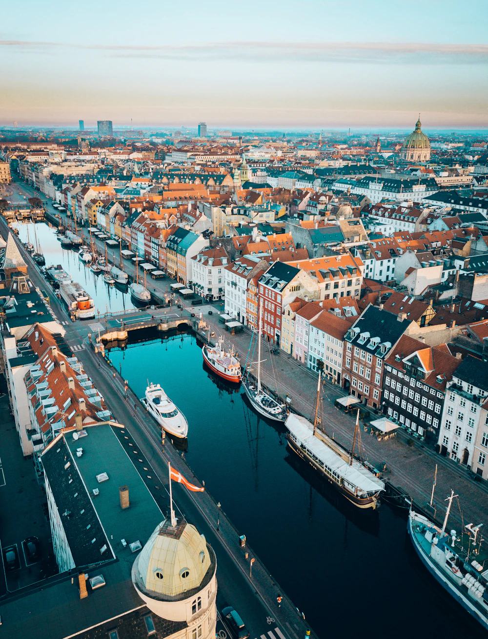 Maisons colorées et bateaux sur le canal de Nyhavn, à Copenhague