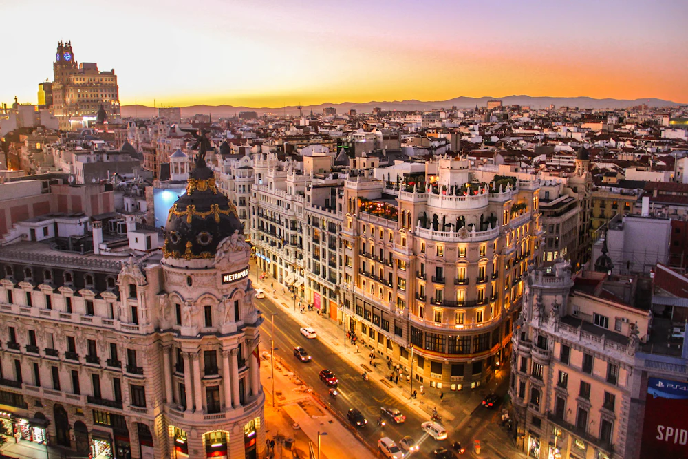 Immeubles de la Gran Vía de Madrid au crépuscule