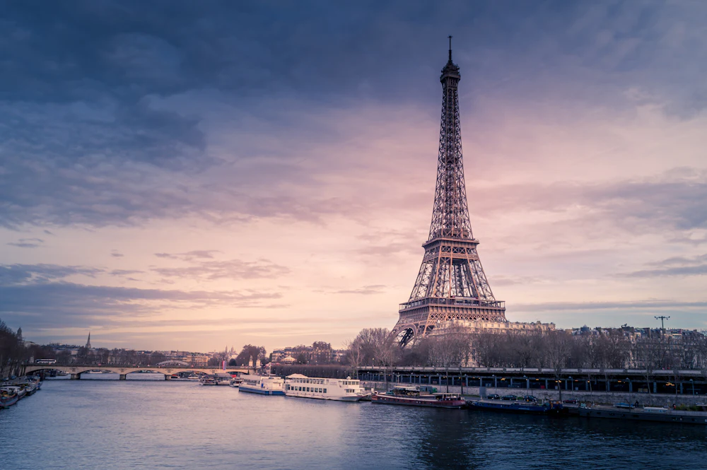 Tour Eiffel au crépuscule au bord de la Seine