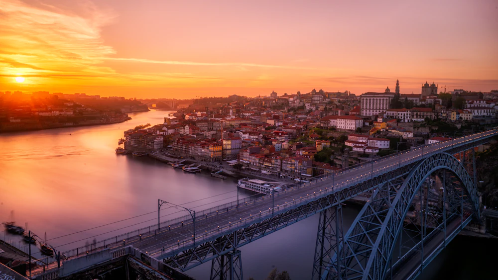 Quais du Douro à Porto au coucher du soleil, avec le pont Dom-Luís-Ier