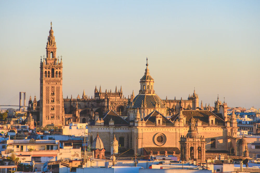 Cathédrale et Giralda de Séville dans la lumière de fin d’après-midi