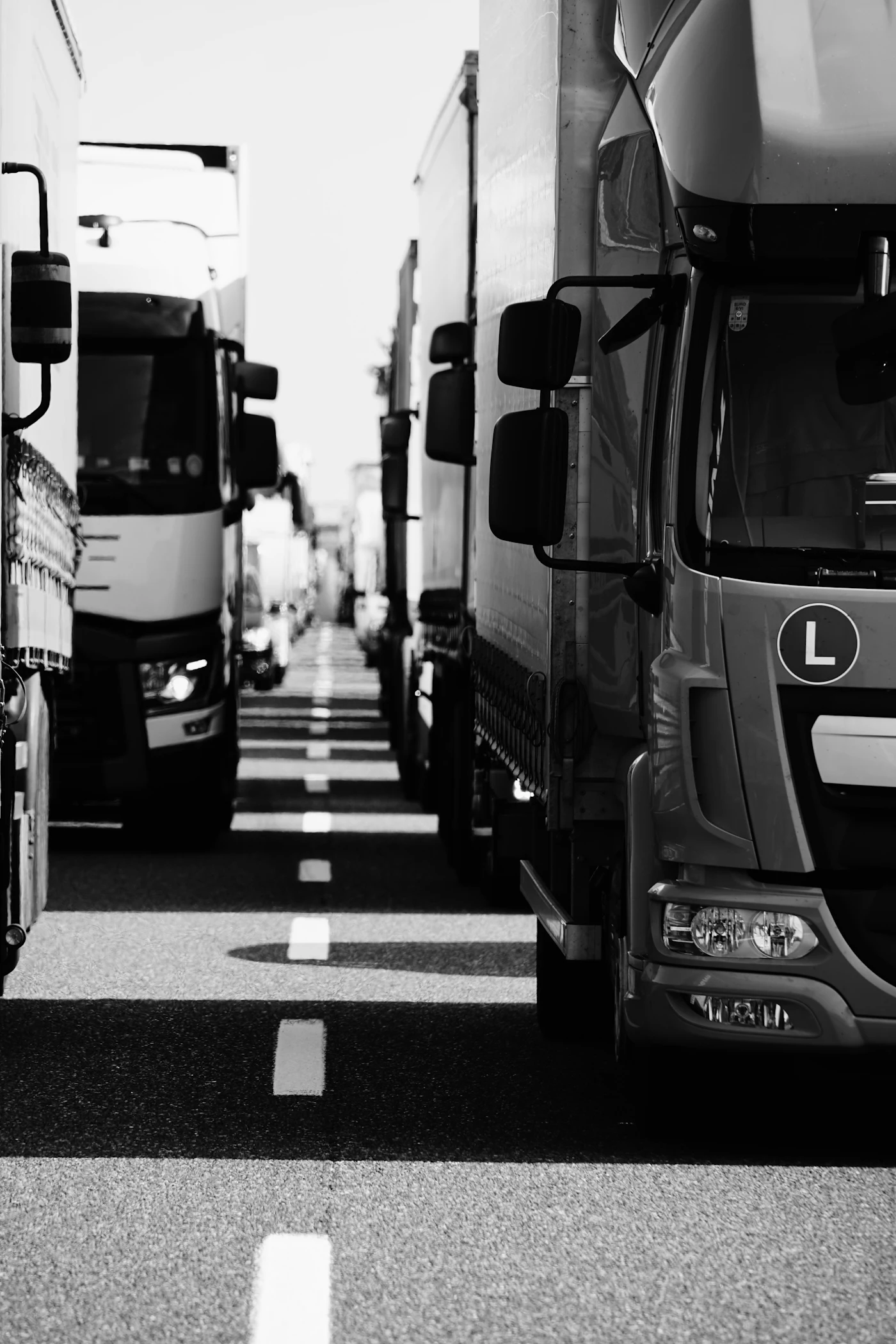 Camions européens garés en rang, en noir et blanc